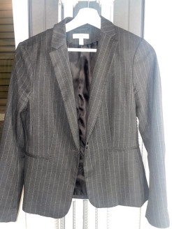 Schwarzer Blazer mit Streifen