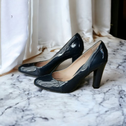High-heel dark blue shoes