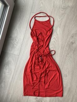 Eng anliegendes rotes Neckholder-Kleid