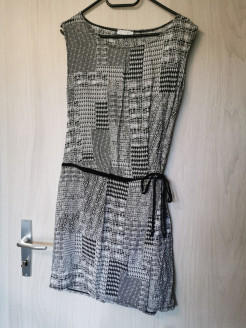 Robe à motifdés noire et blanche, avec ceinture 