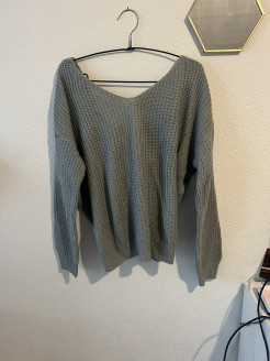 Pull gris noué dans le dos