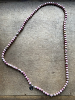Lange Halskette aus rosafarbenen Steinen