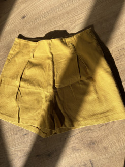 Senfgelbe Shorts mit hoher Taille