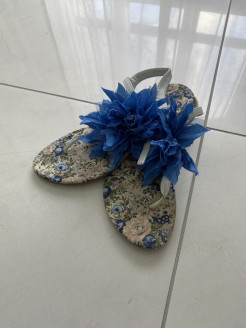 Flip-flop sandal with flower