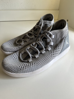Chaussures de basket grises Jordan taille 41 en bon état