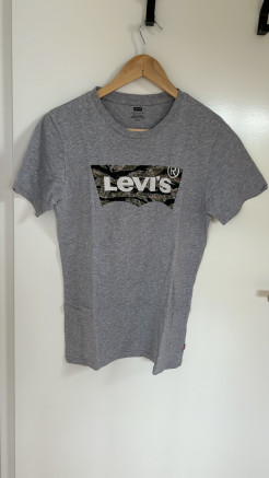 t-shirt levis