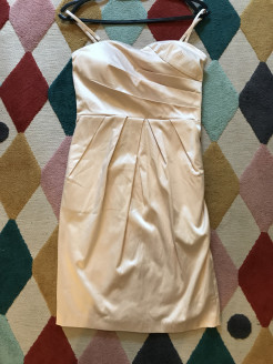 Kleid mit abnehmbaren Trägern nude