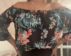 Flowery off-the-shoulder blouse/top