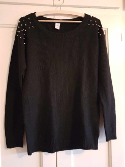 Schwarzer Pullover mit Stacheln / rockiger Stil