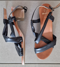 Black leatherette sandals 38 square heels