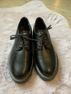 Schwarze Schuhe