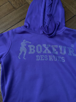 Pull à capuche violet, Boxeur des rues