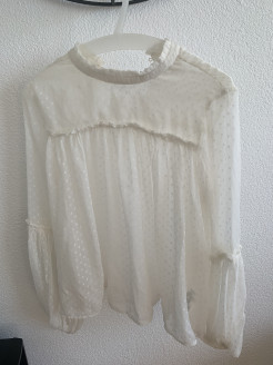 Sehr hübsche Bluse aus Polyester mit Gewicht, transparent (perfekt mit einem kleinen Top darunter). Sehr wenig getragen