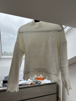 Weißer Strickpullover