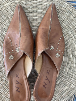Pointed clogs in natural leather