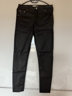 Schwarze Hose aus Kunstleder - pull&bear - Größe 40