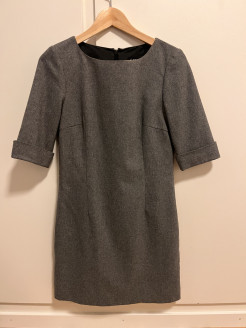 Halblanges Kleid aus grauer Wolle