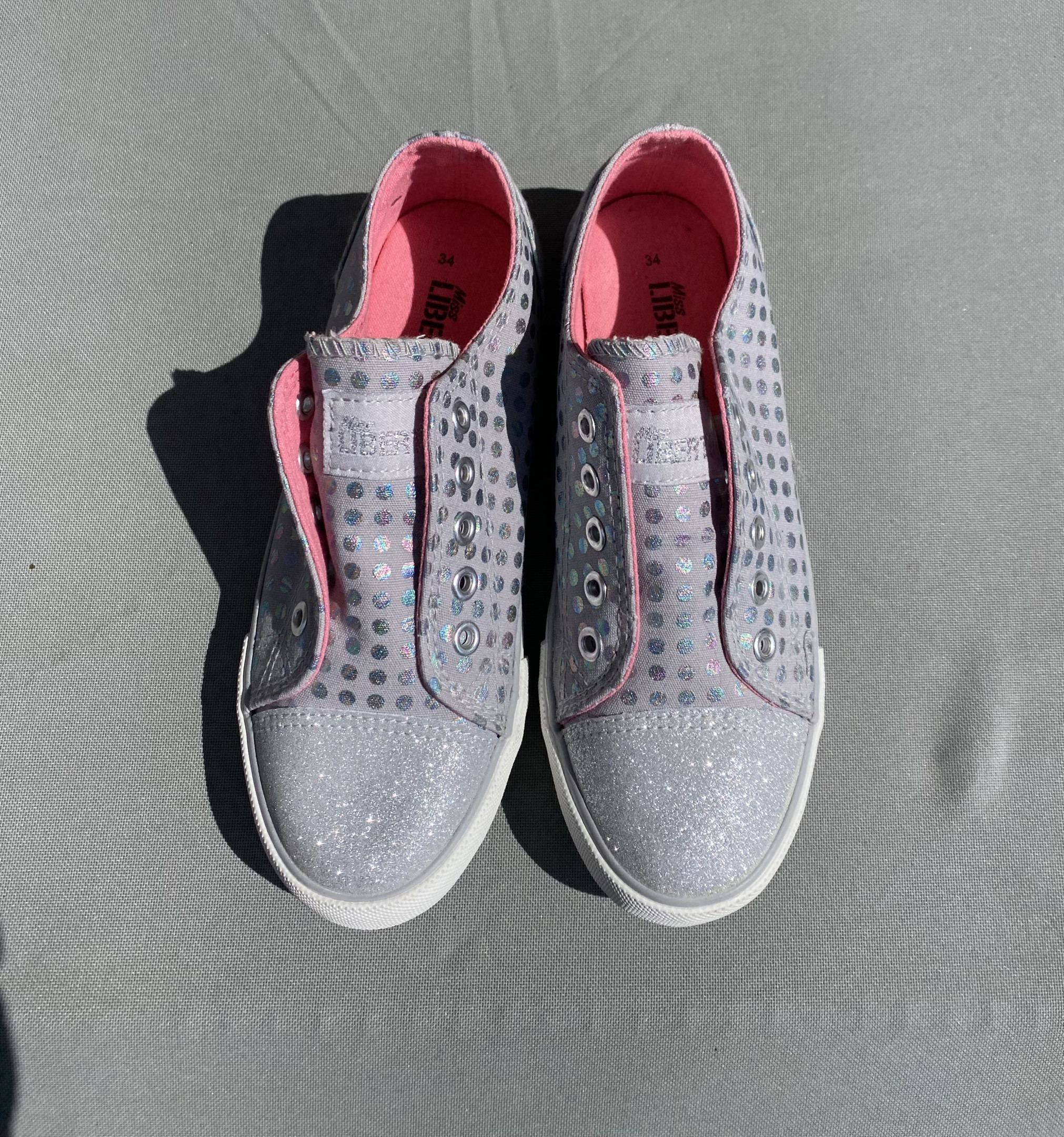 Girl's canvas trainer
