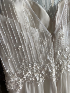 Robe de mariée avec fleurs brodées et dos transparent