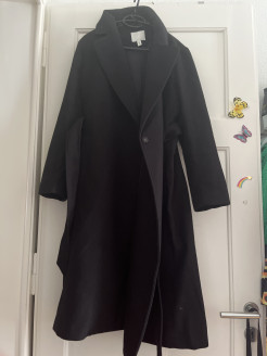 Schwarzer Mantel