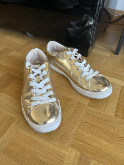 Goldene Basketballschuhe