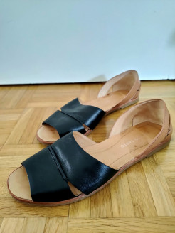 Sandales ouvertes en cuir noir et beige Franco Sarto