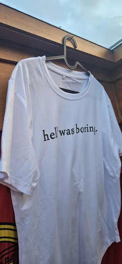 T-shirt "hell was boring."