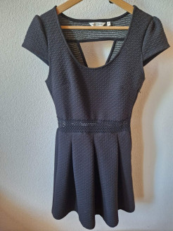 Robe noire avec dos ajouré