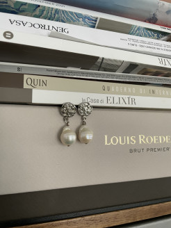 Boucles d'oreilles baroques en perles naturelles et base en métal de style baroque.