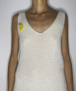 Knitted tank top with banana pin