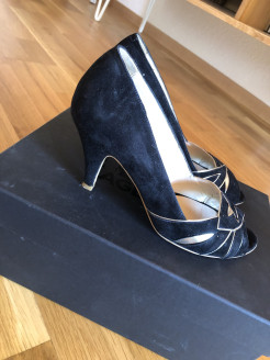 Pumps in Schwarz und Gold