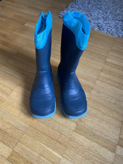 Lined and notched rubber boots
