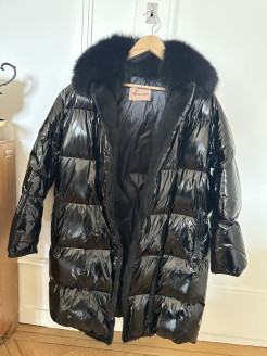 Mid-length puffer coat with fur details