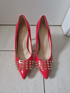 Schuh mit rotem Absatz