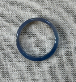 Ring aus blauem Halbedelstein