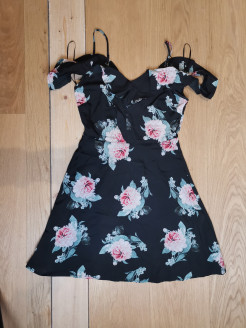 Robe noire à fleurs