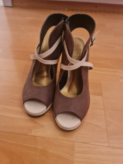 Brown beige leather shoe