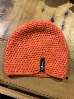 Orangefarbene Mütze