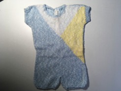 Unisex-Ausgehanzug aus gestrickter Baumwolle in Blau, Weiß und Gelb.