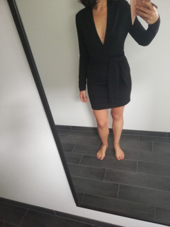 Schwarzes Kleid mit tiefem Ausschnitt