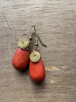 Belles boucles d oreilles en pierre rouge