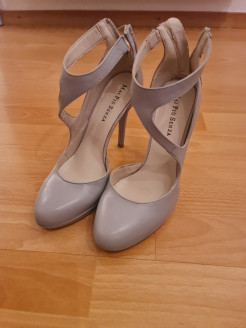 Grey leather pumps