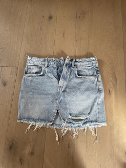 Short denim skirt by Zara size XS. In good condition