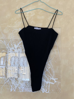 Low-cut black bodysuit by Bershka