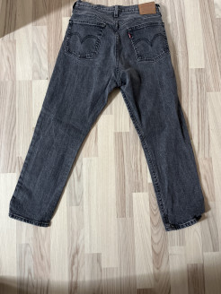 Graue Levis-Jeans