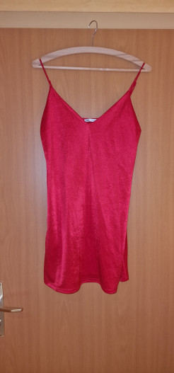 Kurzes rotes Kleid