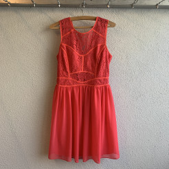 Fuchsia-pinkes Sommerkleid aus Spitze