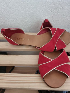 Sandales plates texto rouge clair