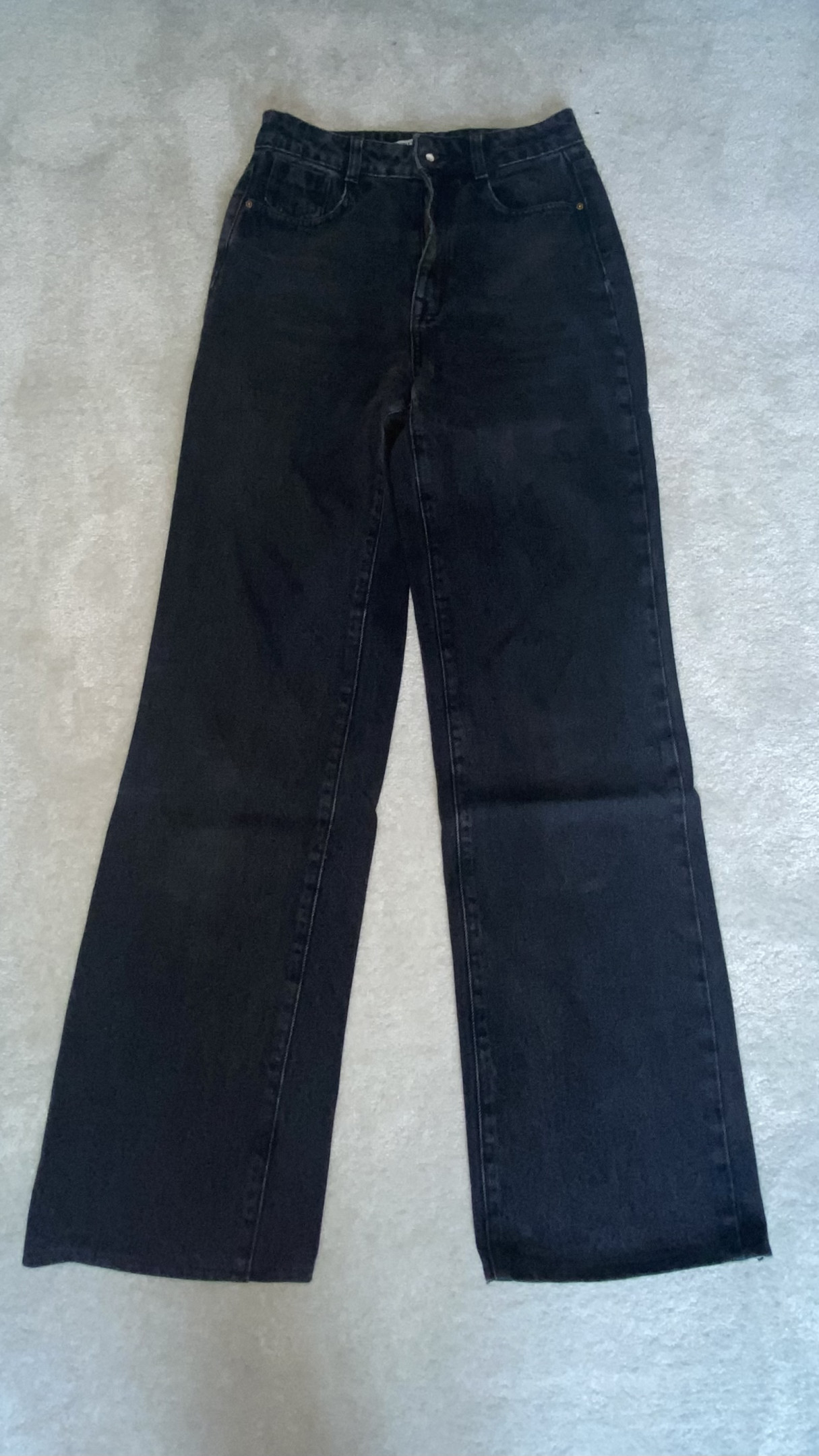 schwarze Jeans mit hoher Taille
