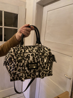 Guess Tasche Leopard schwarz weiß